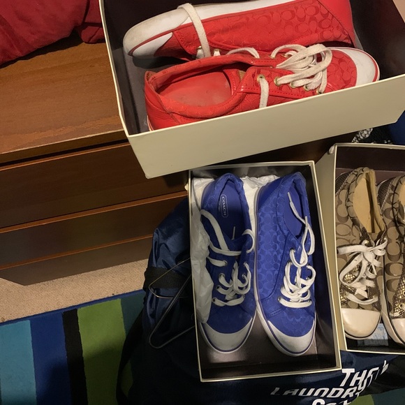 Hello , I am selling two wool coats, coach sneakers , TL boots& Gucci sneakers - Picture 4 of 11